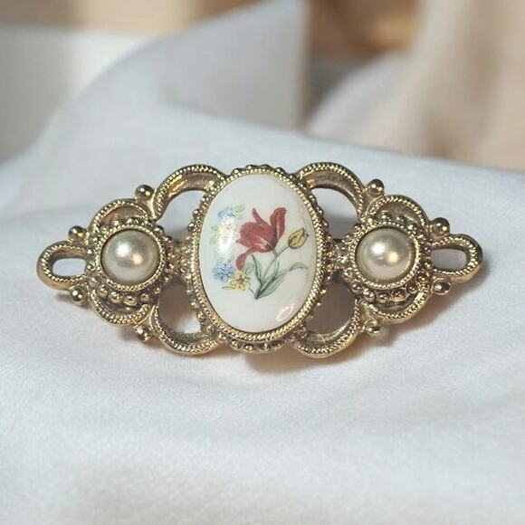 1928 Jewelry - 1928 Vintage Faux Pear and Floral Cameo Gold Pin Brooch